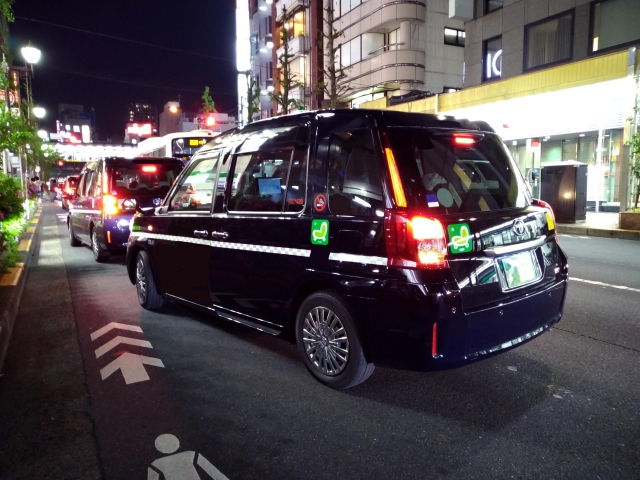 タクシー運転手の夜勤とは?働き方の特徴を解説